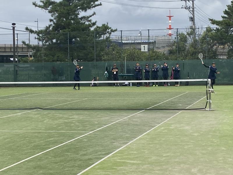 試合に挑む井上碧唯（２年）・上梨成美（２年）ペア
