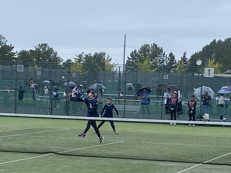 試合に挑む青山蒼空（２年）・本田彩（２年）ペア