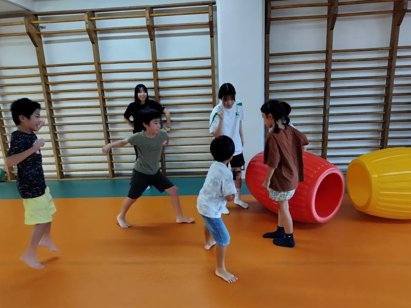 子どもたちとじゃんけんをする部員たち