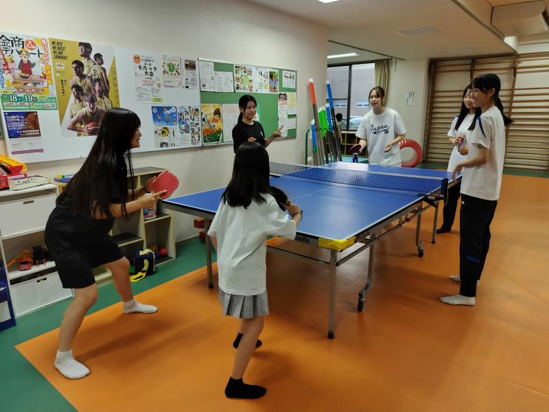児童たちと卓球を楽しむ部員たち