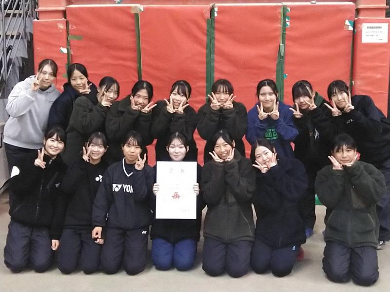 閉会式後、集合写真に納まる選手たち