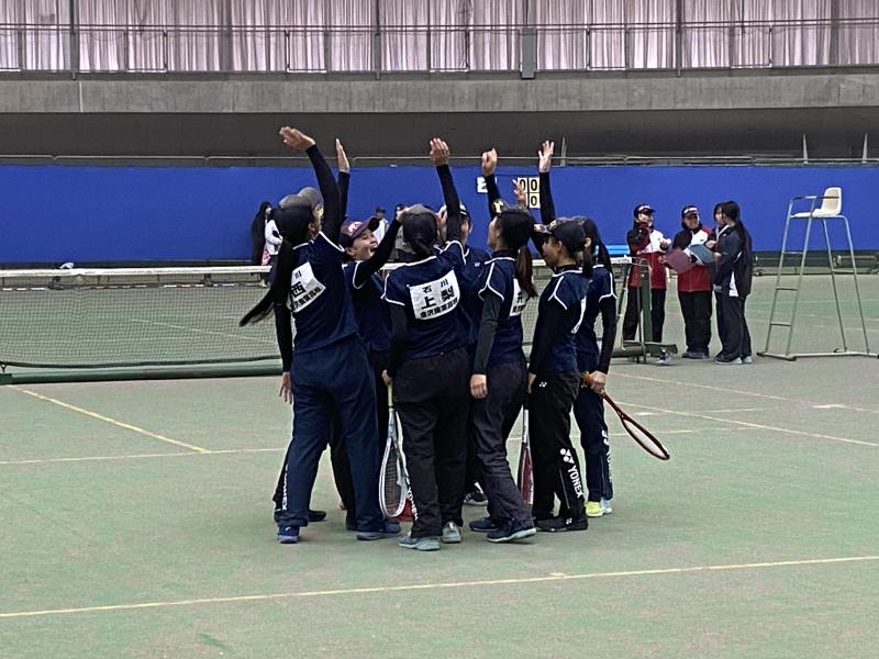 試合前に円陣を組む選手たち