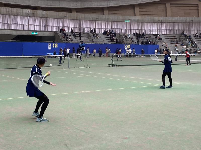 レシーブを放つ上梨成美選手（２年）