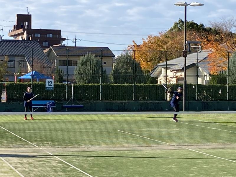 レシーブをバックで返す本田彩選手（２年）