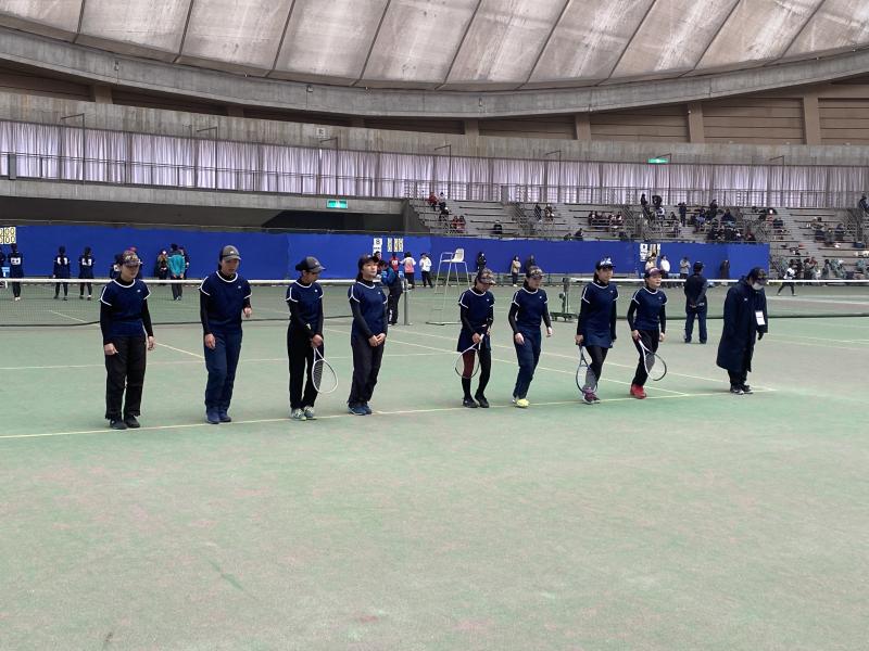 ゲーム前の挨拶を行う選手たち