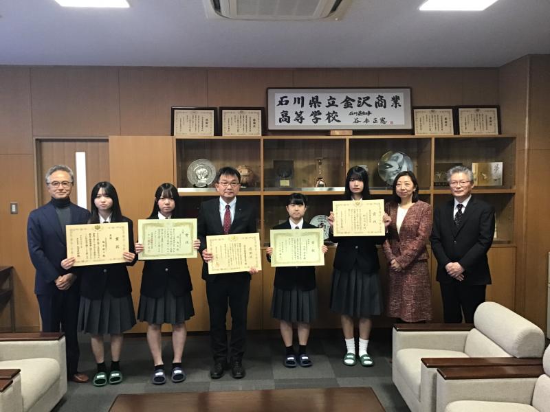 「税の作文」・「税の標語」受賞者全員による集合写真