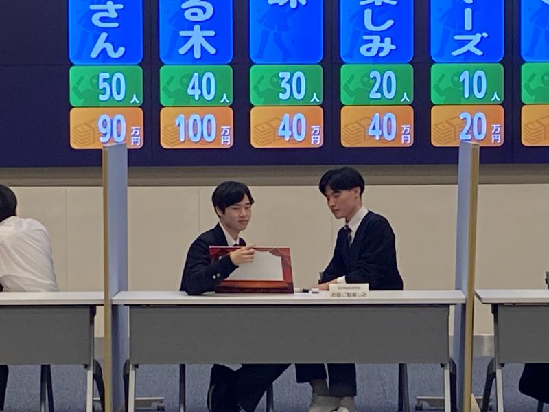 決勝トーナメントで問題の解答をする牧野尚矢・山村蛍護ペア（いずれも３年）