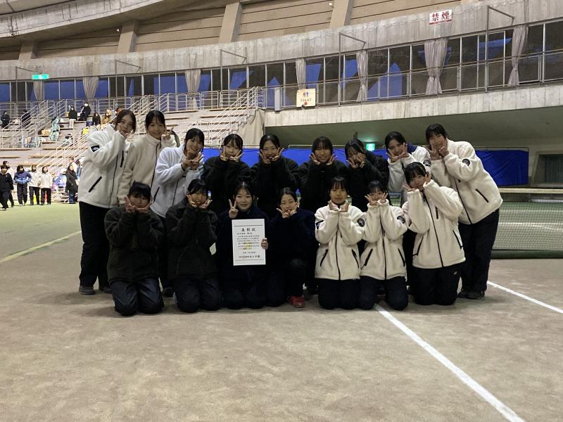 集合写真で笑顔を見せる選手たち