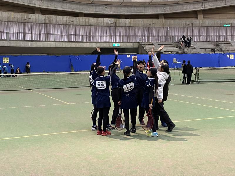 試合前に円陣を組む選手たち