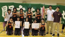 優勝した女子バスケットボールメンバー