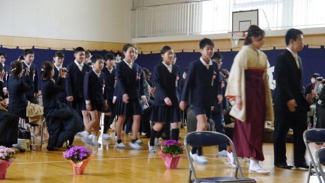 卒業生が笑顔で入場