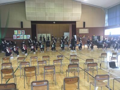 6年生入場は、5年生演奏の「威風堂々」迫力があり息の合った演奏でした。