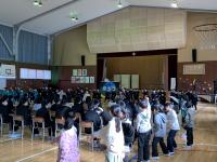 2年生「会えてよかった」元気いっぱいの劇で楽しい気持ちになりました。