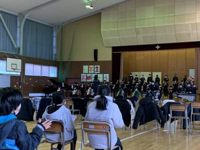 6年生　合奏「ツバメ」パートごとの楽器紹介もあり、ツバメの演奏に合わせて手拍子で盛り上がりました。