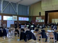 4年生から6年生へ手作りの写真かけのプレゼント、6年生からお手製ぞうきんの記念品贈呈がありました。