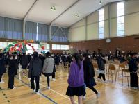 5年生が作ったお花のアーチをくぐって6年生の退場です。