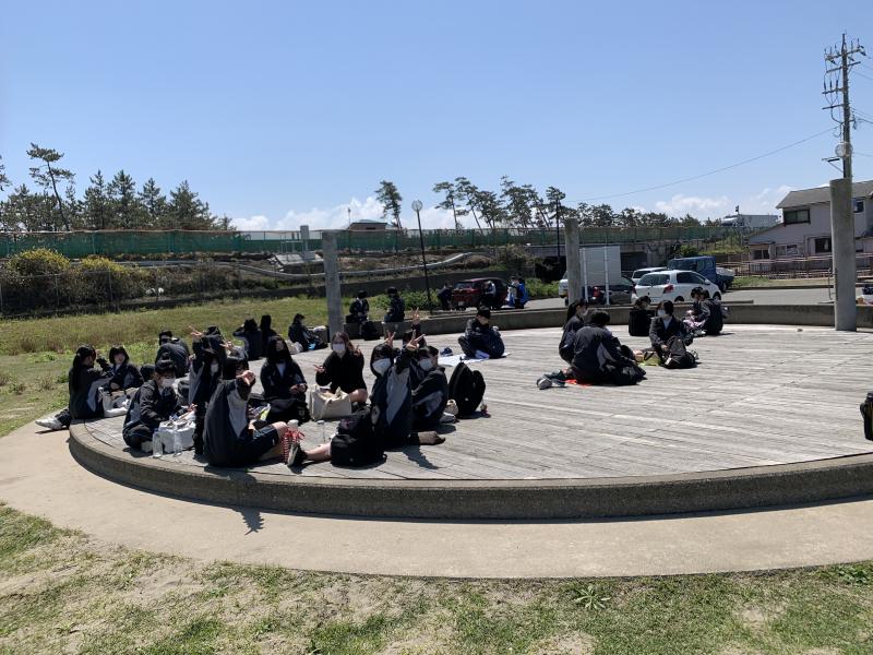 快晴の中、野外で食べる昼食は格別でした。