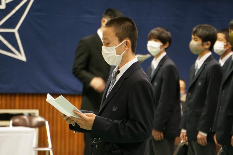 入学式で宣誓を述べる道上悠作さん
