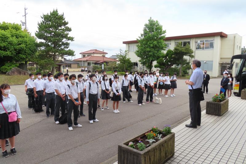 ８時に出発式を行いました。