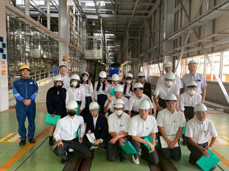 W7系をバックに記念写真