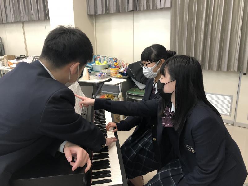 楽譜を見ながらイメージを膨らませています