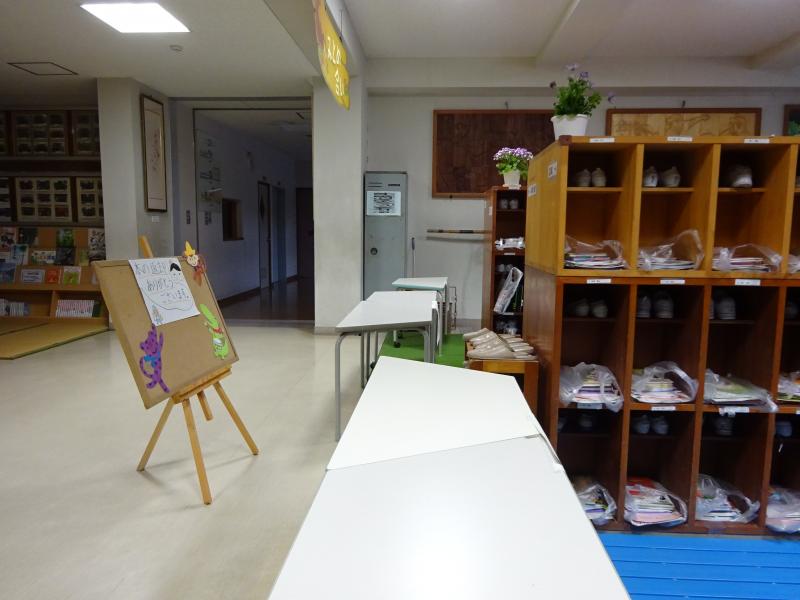 返却の本は机の上にのせてください