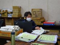 教科書を見ながら課題の準備中