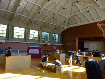 みんなで開封し組み立て中