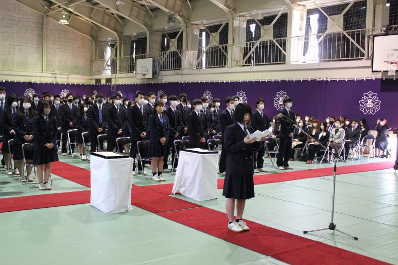 答辞を読む卒業生