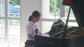 校歌のピアノ伴奏