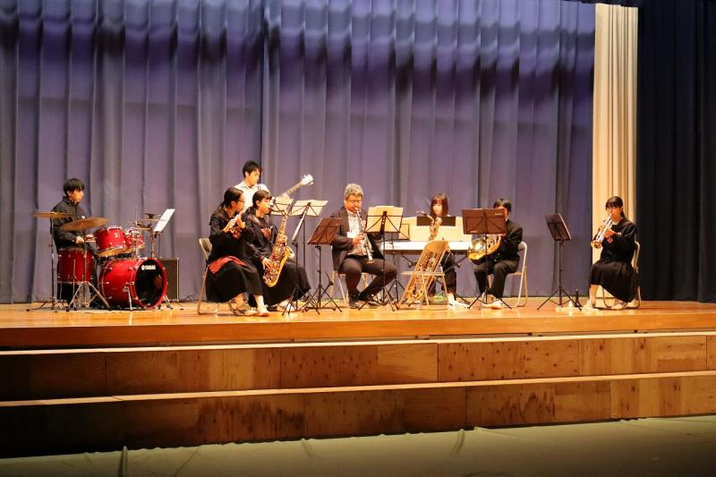 吹奏楽部の演奏